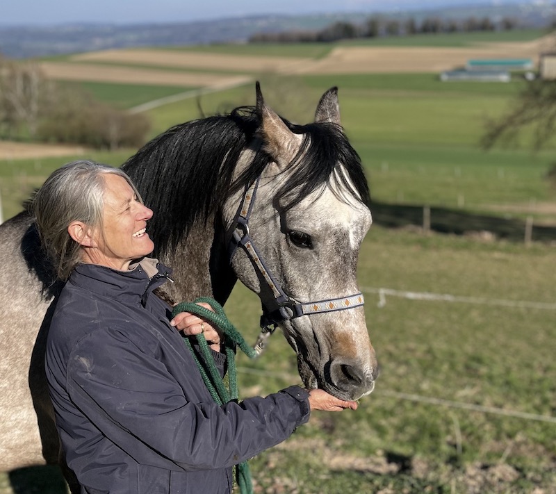 Regina Herzog mit Pferd - die Zusammenarbeit zwischen Mensch und Pferd demonstrierend